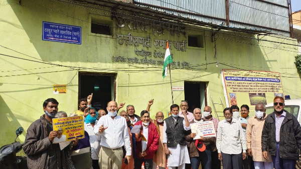 किसानों ने चलाया स्टीकर लगाने का अभियान 