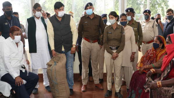 मंत्री मोहम्मद अकबर ने दिया आश्वासन ,छेरछेरा दान मे दिया 2 कट्टा अनाज 