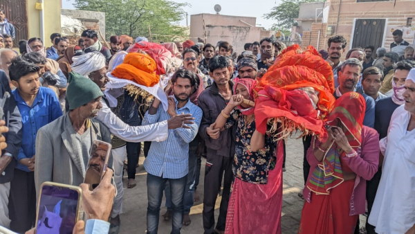 गाजे-बाजे के साथ मोक्ष धाम ले जाया गया गाजे-बाजे के साथ मोक्ष धाम ले जाया गया