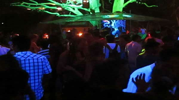 दूल्हन खुद को कर रही संक्रमित 