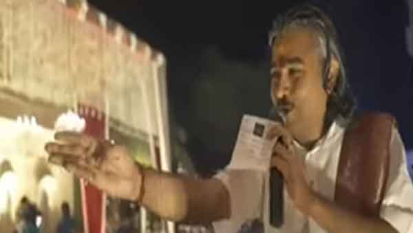 एक दूसरे को देखने लगते हैं दूल्हा दुल्हन