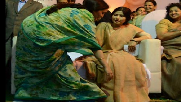 अपर्णा ने भरी मंच पर डिंपल के पैर छूए थे 