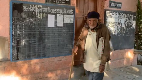 नियमित पढ़ाई छोड़कर स्वयंपाठी बने नियमित पढ़ाई छोड़कर स्वयंपाठी बने