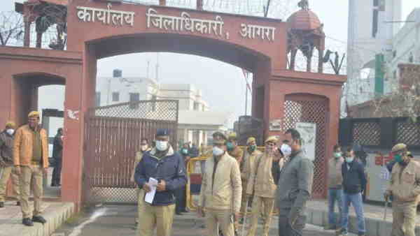 पहले दिन बिके 37 पर्चे