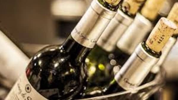 शैंपेन की बोतल खोलते वक्त हुई घटना