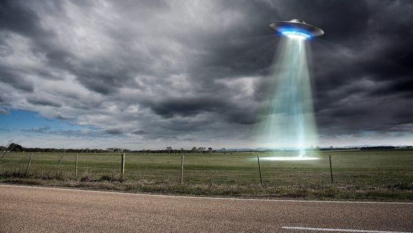 लोगों का दावा- यूएफओ से लाइट