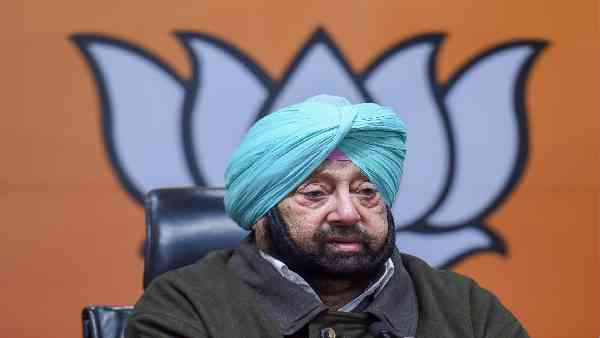 कैप्टन भी फोड़ रहे हैं 'रेतीले बम'