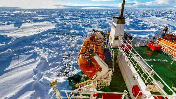 एक पोलर स्टेशन के करीब दो-तिहाई से ज्यादा सदस्य संक्रमित