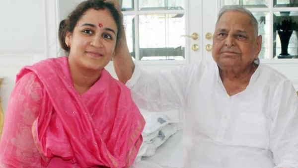 डिंपल और अपर्णा के बीच दूरियों की है ये खास वजह डिंपल और अपर्णा के बीच दूरियों की है ये खास वजह