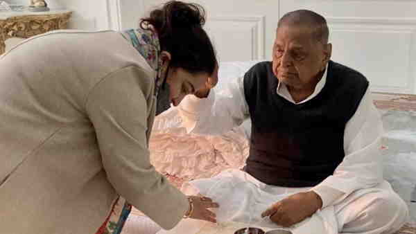 After joining BJP Aparna Yadav takes blessings of Mulayam Singh Yadav After joining BJP Aparna Yadav takes blessings of Mulayam Singh Yadav