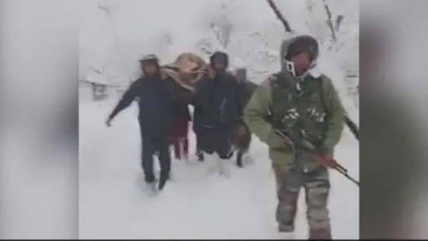 गर्भवती महिला को उपचार के लिए ले जाते जवानों का वीडियो वायरल