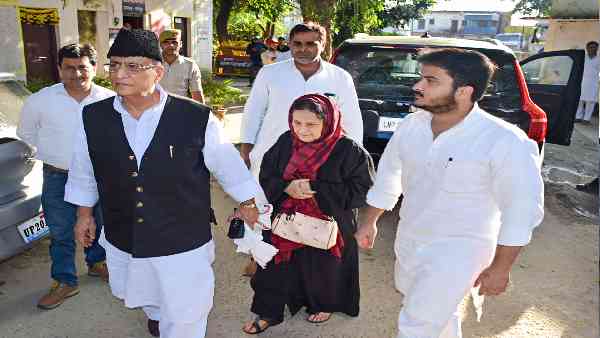 परिवार को फंसाने का आरोप लगाया