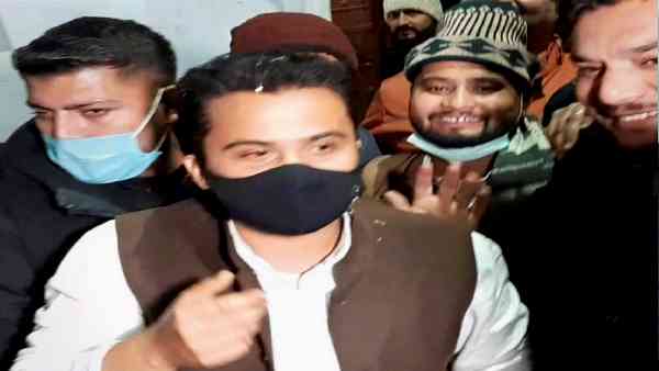 'अंग्रेजों की वफादारी के चलते मिली संपत्ति जब्त हो'