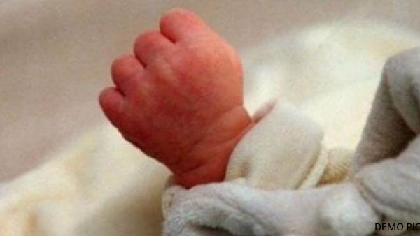 कड़कड़ाती ठंड के बीच गत्ते के डब्बे में मिला मासूम कड़कड़ाती ठंड के बीच गत्ते के डब्बे में मिला मासूम