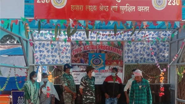 बस स्टैंड भी बना रहें हैं जवान