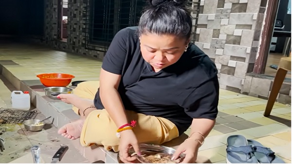 भारती ने हर्ष के लिए चूल्हे पर बनाई दाल मखनी