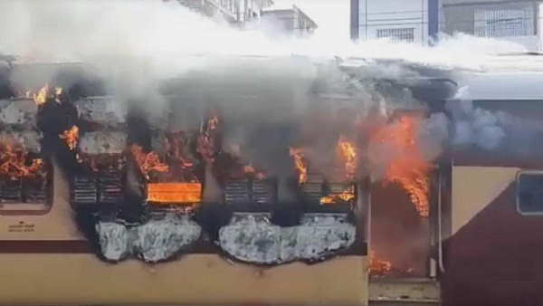 Gaya Bihar : Aspirants fire train over alleged irregularities in Railway exam