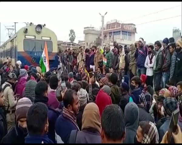 Gaya Bihar : Aspirants fire train over alleged irregularities in Railway exam