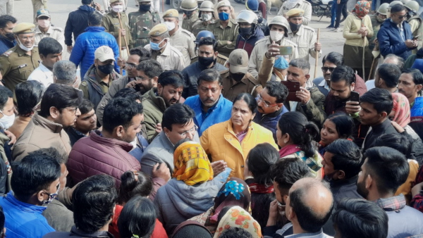  जमकर नारेबाजी कर विरोध प्रदर्शन किया