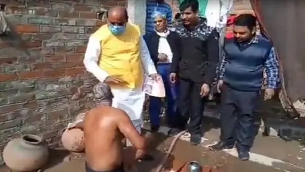 नहाते हुए शख्स से वोट मांगते दिखे कानपूर BJP विधायक 