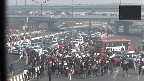 दिल्ली में कई जगहों पर चक्का जाम दिल्ली में कई जगहों पर चक्का जाम