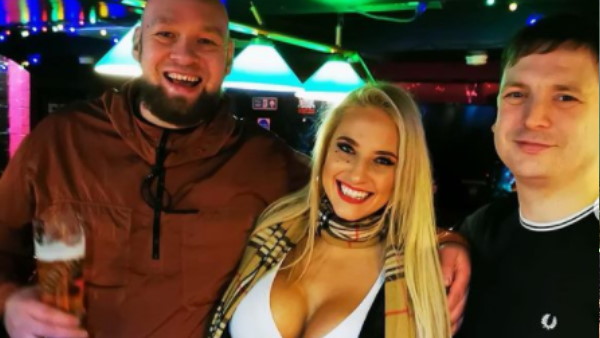 टॉपलेस फोटो को लेकर विवाद