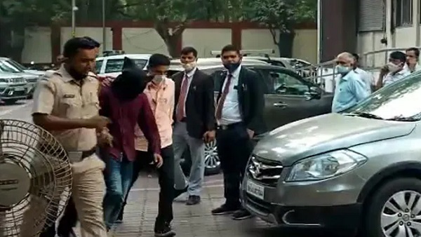 'अगर मेरी फ्लाइट टिकट कटवा दो तो मैं सेरेंडर कर दूंगा...' 'अगर मेरी फ्लाइट टिकट कटवा दो तो मैं सेरेंडर कर दूंगा...'