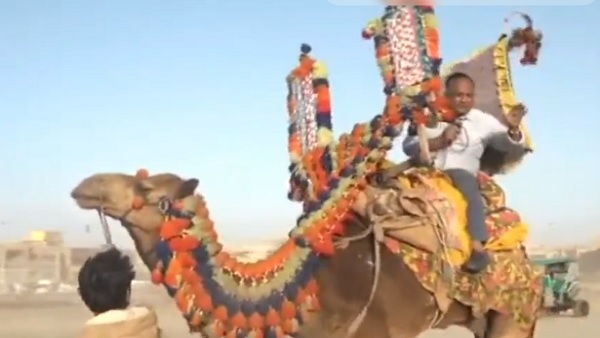  'मेरे बाल उड़ रहे हैं, मुंह में मिट्टी जा रही है'