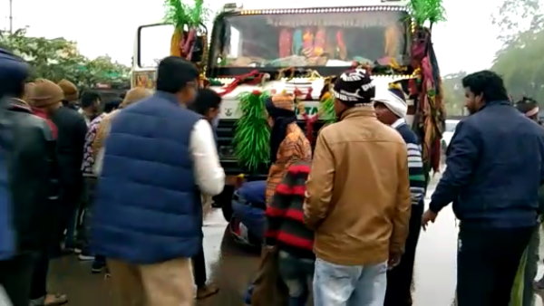 शिक्षिका रुखसार स्कूटी पर सवार होकर जा रहा रही थी