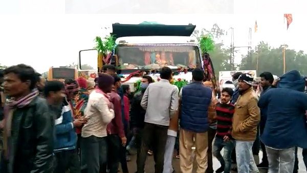  शिक्षिका स्कूटी से उछलकर दूर जा गिरी