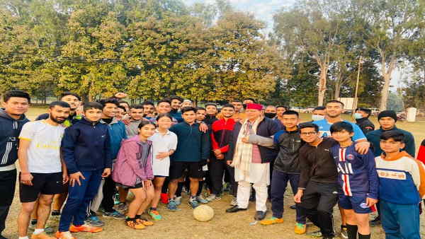 बच्चों के साथ फुटबॉल मैदान में दिखे धामी