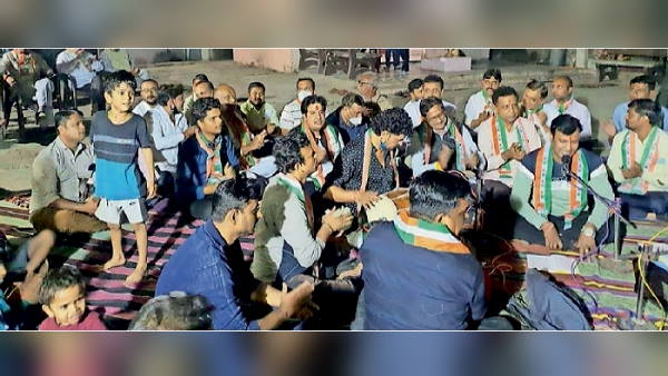 Gujarat: Congresss khadi mahotsav in surat, protest against BJPs nadi Festival, distribute khichdi Gujarat: Congresss khadi mahotsav in surat, protest against BJPs nadi Festival, distribute khichdi