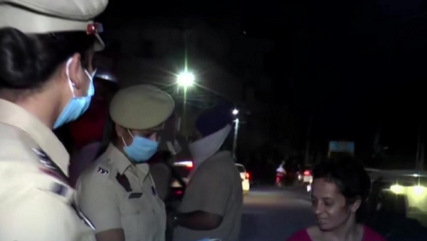 Delhi Police Witty Reply To Man, who Asking If We Can Play Cricket With Mask During Weekend Curfew Delhi Police Witty Reply To Man, who Asking If We Can Play Cricket With Mask During Weekend Curfew