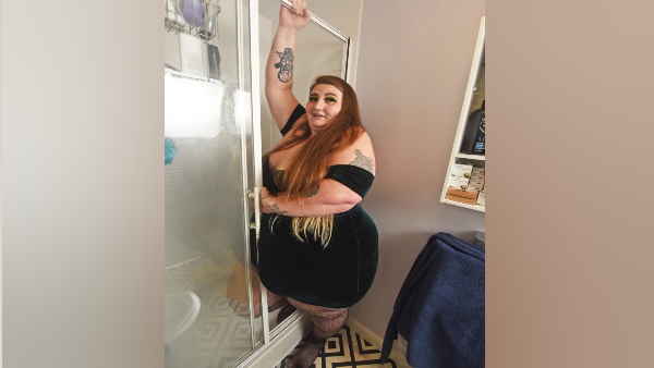 दरवाजों के बीच फंस कर