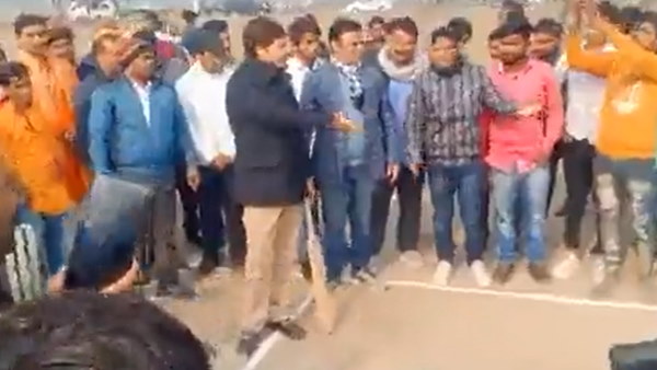बेखौफ होकर घूम रहा धनंजय सिंह, पुलिस को नहीं भनक बेखौफ होकर घूम रहा धनंजय सिंह, पुलिस को नहीं भनक