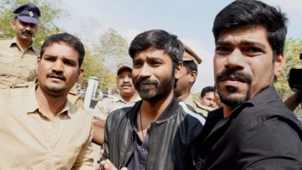 एक फिल्म के लिए लेते हैं इतनी फीस