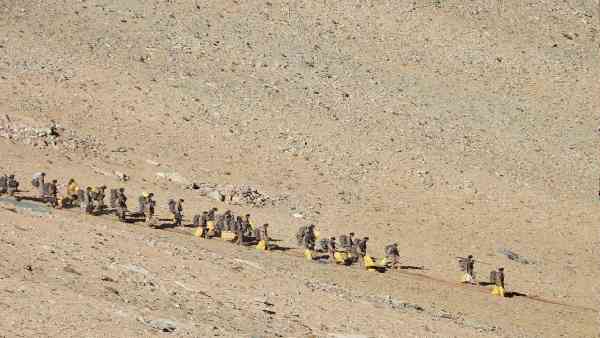 पिछले साल फरवरी में दोनों सेनाएं पीछे हट गई थीं