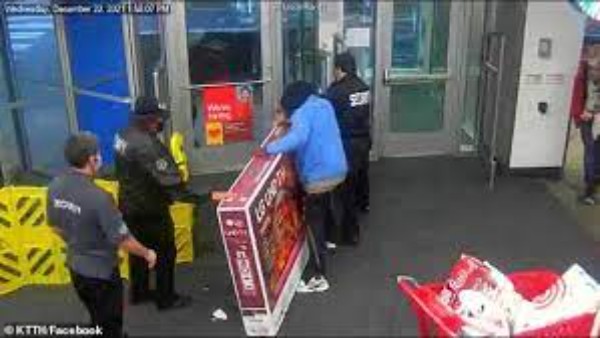 स्टोर से अब तक चुराया 6000 डॉलर का सामान