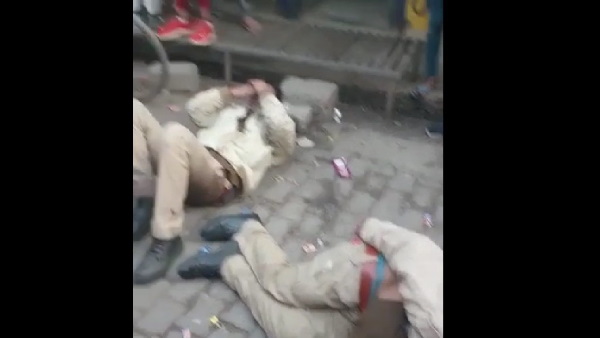 देशी शराब पीकर नशे में धुत हुए पुलिसकर्मी देशी शराब पीकर नशे में धुत हुए पुलिसकर्मी