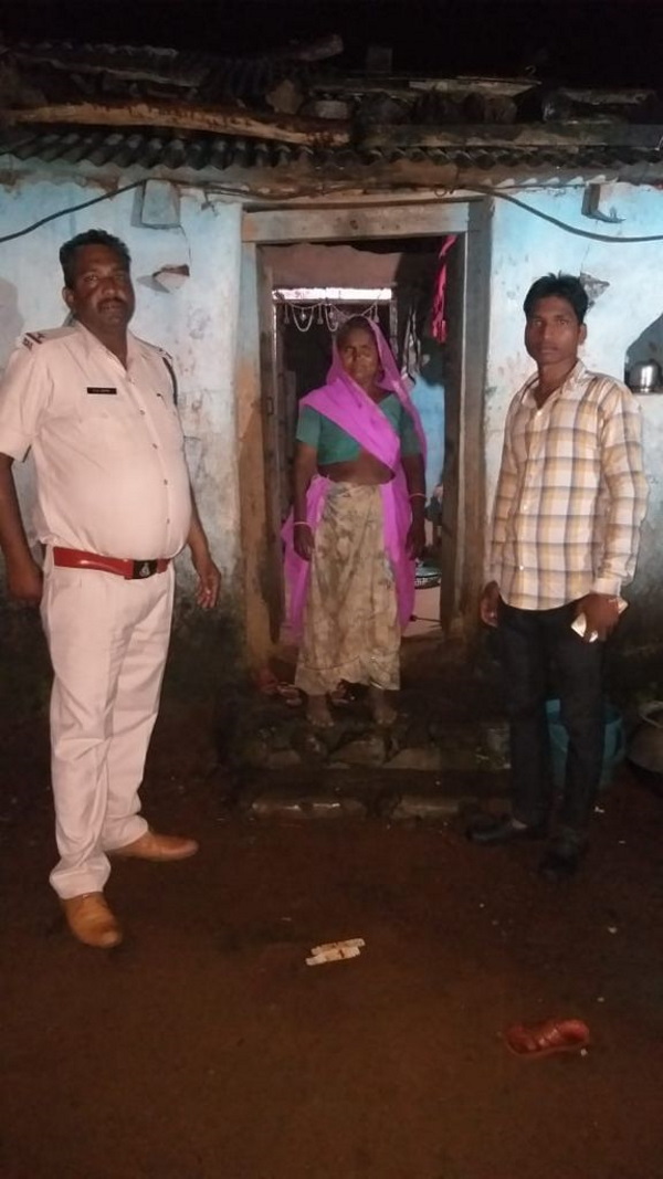  आदिवासी समुदाय जैसे कपड़ों से लगा सुराग