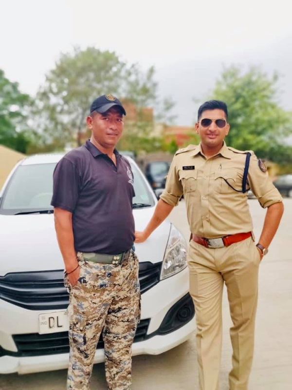 बैंककर्मी बनकर पहुंचे संतोषी के घर