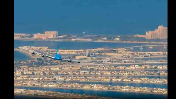 पूरे स्टंट में मुस्कान बिखेरती रही एयर होस्टेस