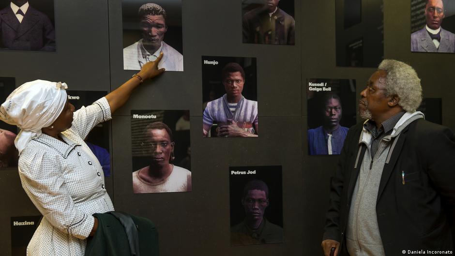 प्रदर्शनी त्सुरुकगेशाउट या लुकिंग बैक प्रदर्शनी त्सुरुकगेशाउट या लुकिंग बैक