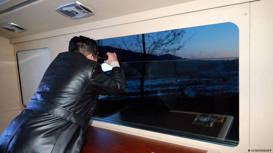 11 जनवरी की इस तस्वीर में किम जोंग उन को एक मिसाइल लॉन्च का निरीक्षण करते हुए देखा जा सकता है