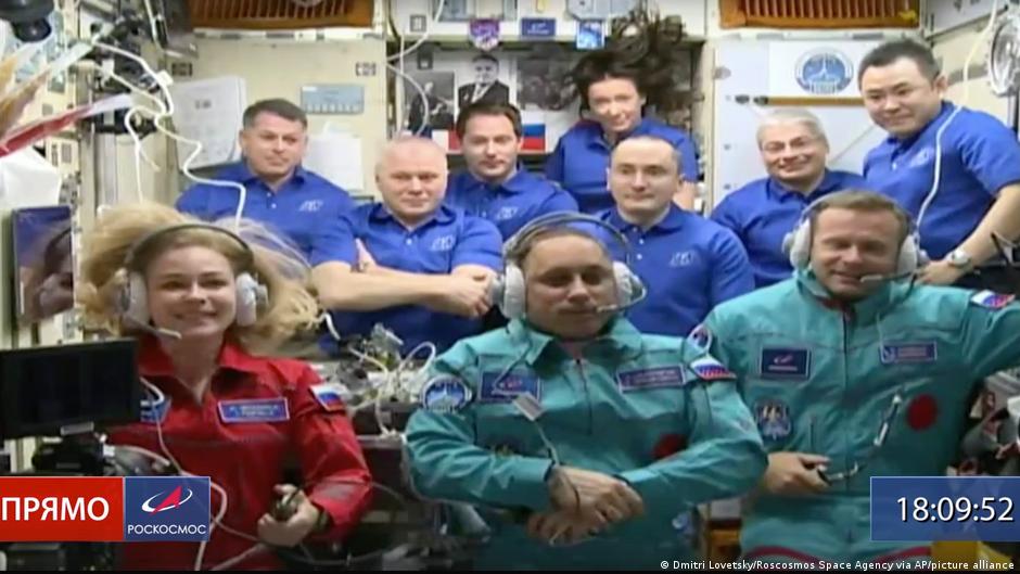 अक्टूबर 2021 में अंतरिक्ष स्टेशन में पहली फिल्म शूट करने पहुंचा रूसी दल.