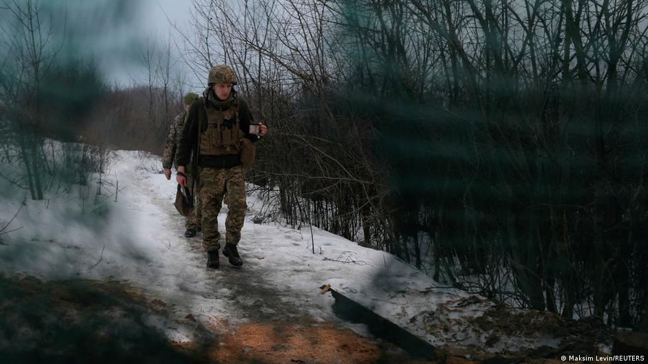 सीमा पर गश्त लगाते यूक्रेन के सैनिक.