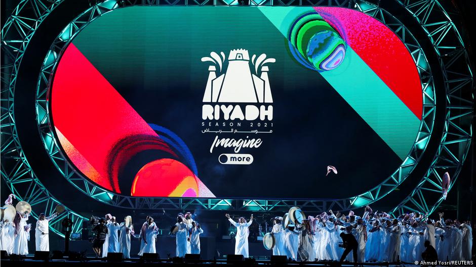 सऊदी अरब तेल पर अपनी निर्भरता को कम करना और पर्यटन को बढ़ाना चाह रहा है