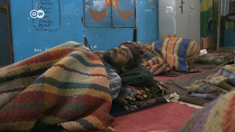 रात गुजारने के लिए बेघरों के लिए बने रैन बसेरे