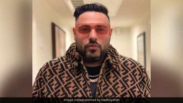 हथौड़े से नाम में कील ठोकने वाले स्टंट देखकर डरे बादशाह