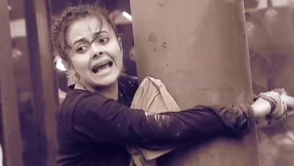 पोल से नहीं हटीं देवलीना पोल से नहीं हटीं देवलीना